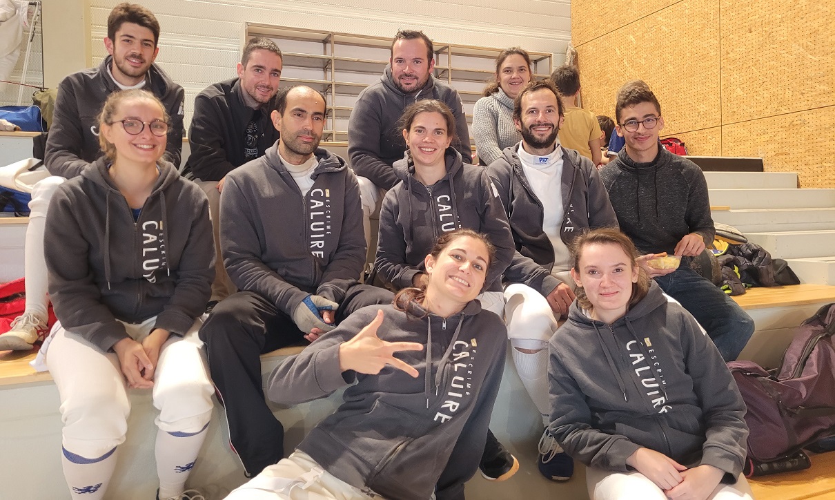 Les tireurs de Caluire posent dans les gradins à la compétition de Sainte Sigolène