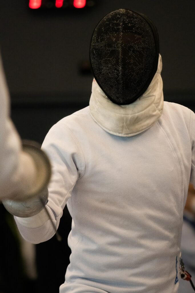 Un épéiste de face pendant un assaut